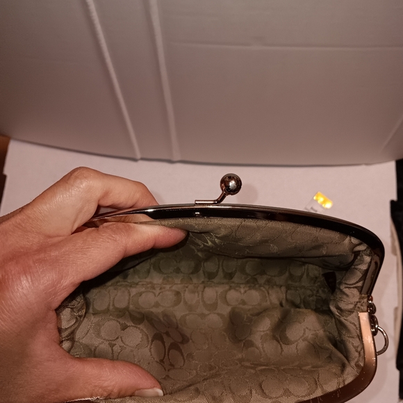 GUC Coach leather fuschia kiss lock wristlet (missing pull tag). - Picture 4 of 7